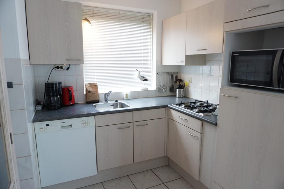 Kitchen or kitchenette, dishwasher, minibar