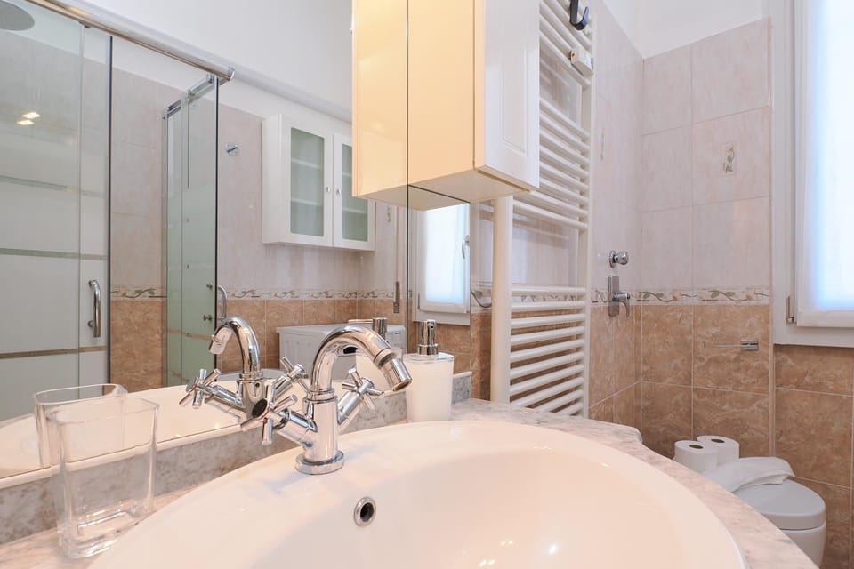 Shower, Toilet, Bathroom, towels