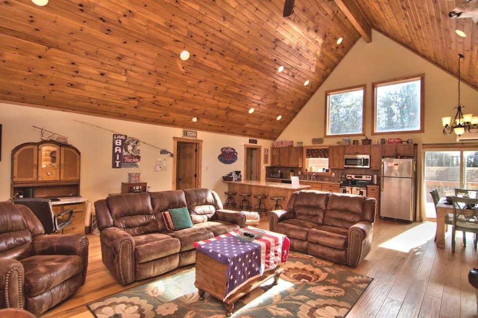 Whispering Pines Retreat House in Pocono Mountains