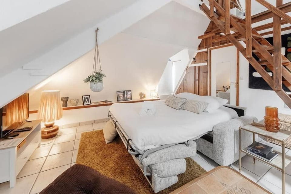 Bed, Living room, Seating area