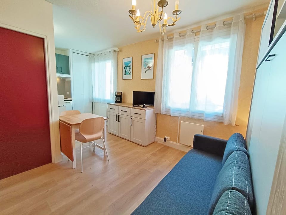 TV and multimedia, Seating area, Dining area