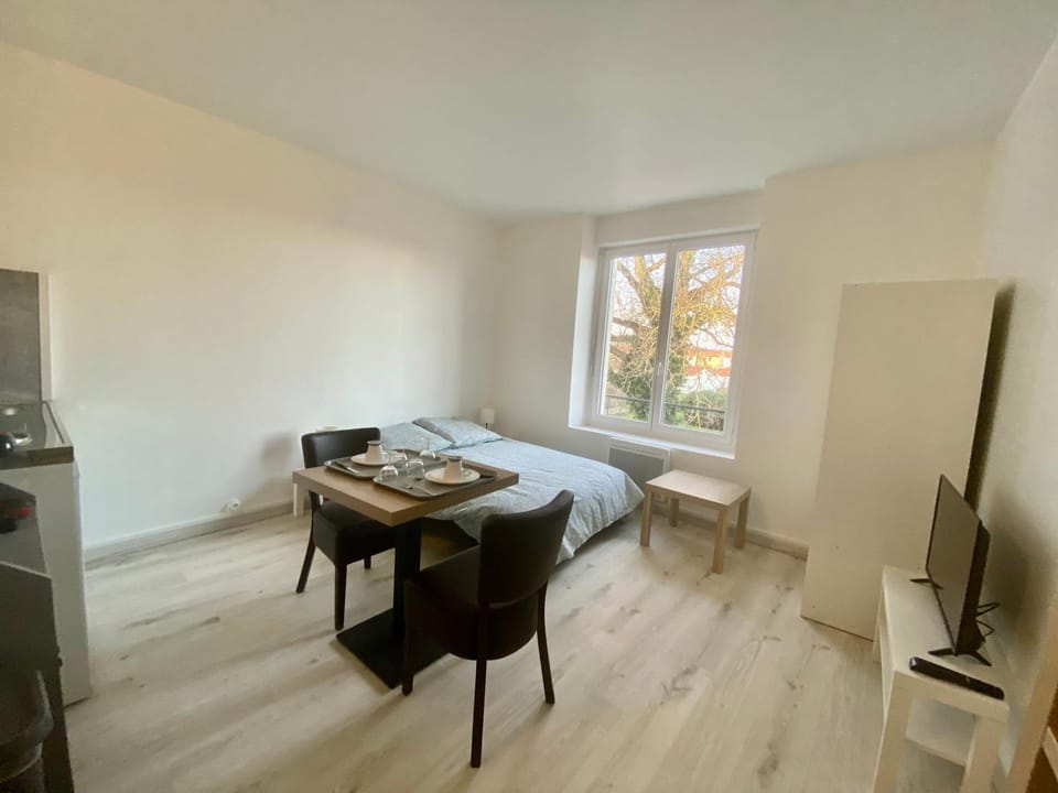 Bed, Dining area