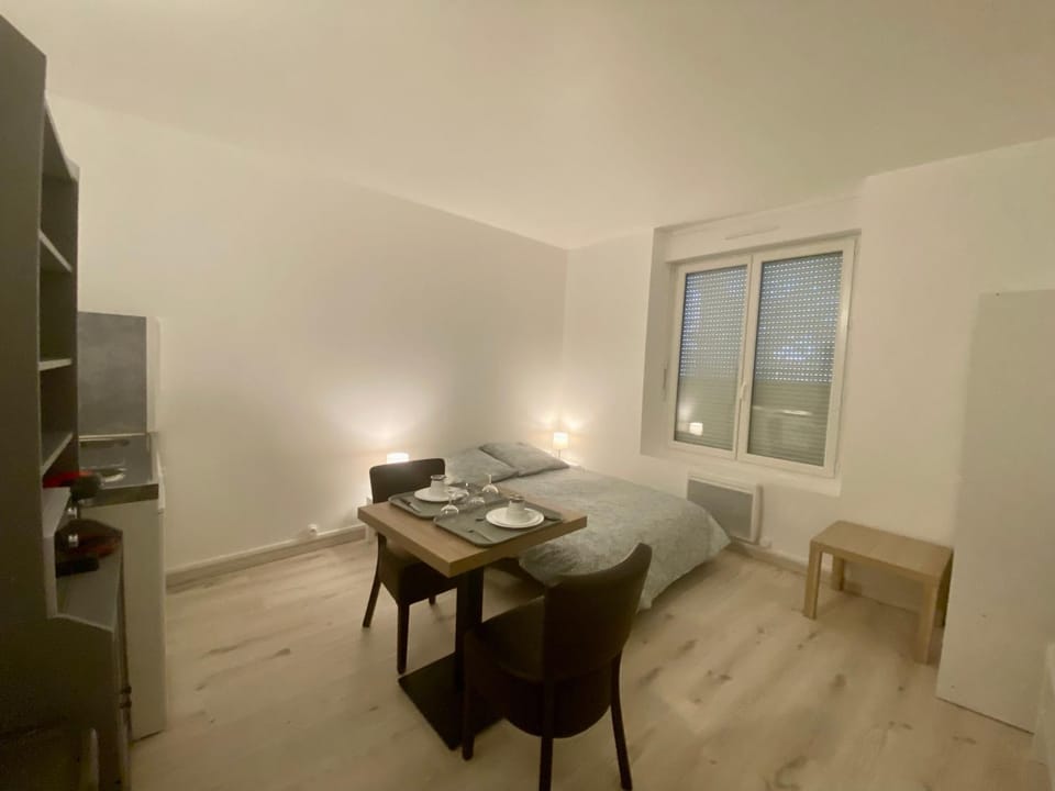 Bed, Dining area