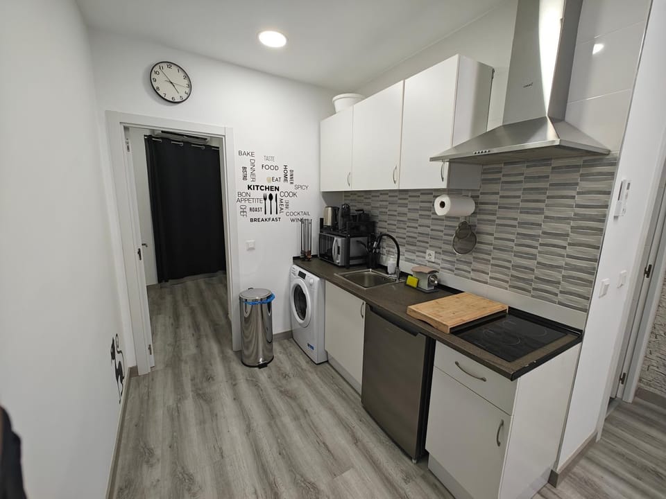 Coffee/tea facilities, Kitchen or kitchenette, stove, toaster