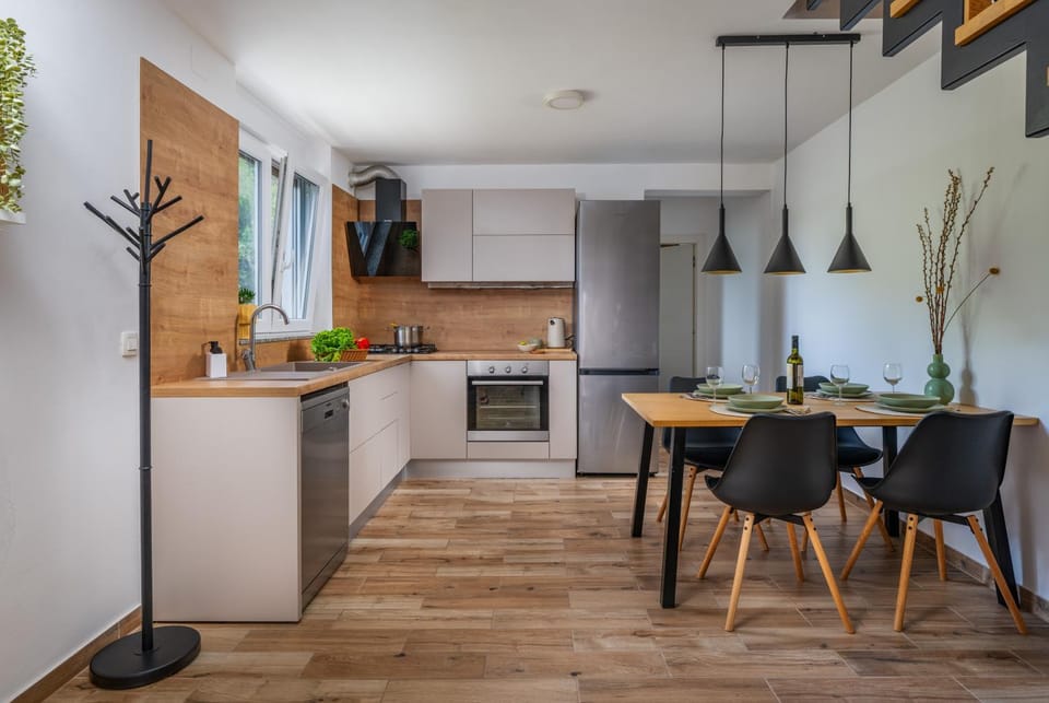 Kitchen or kitchenette, dishwasher