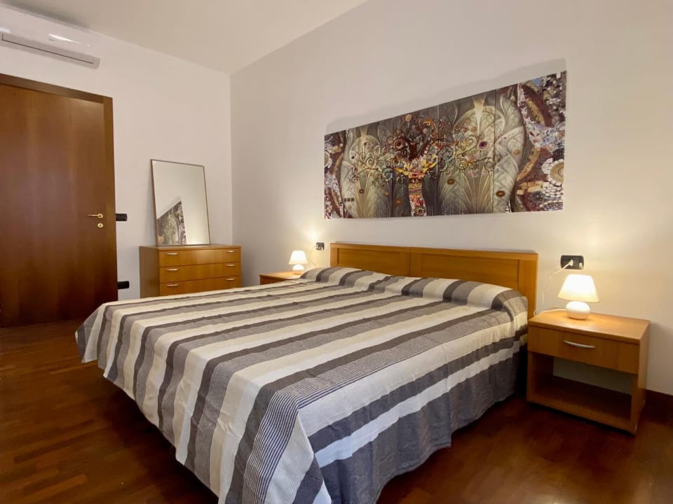Photo of the whole room, air conditioner