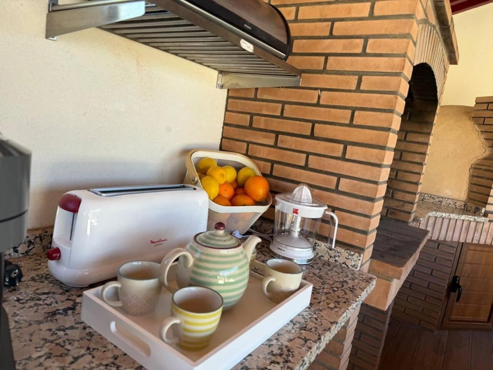 Kitchen or kitchenette, Dining area, Breakfast