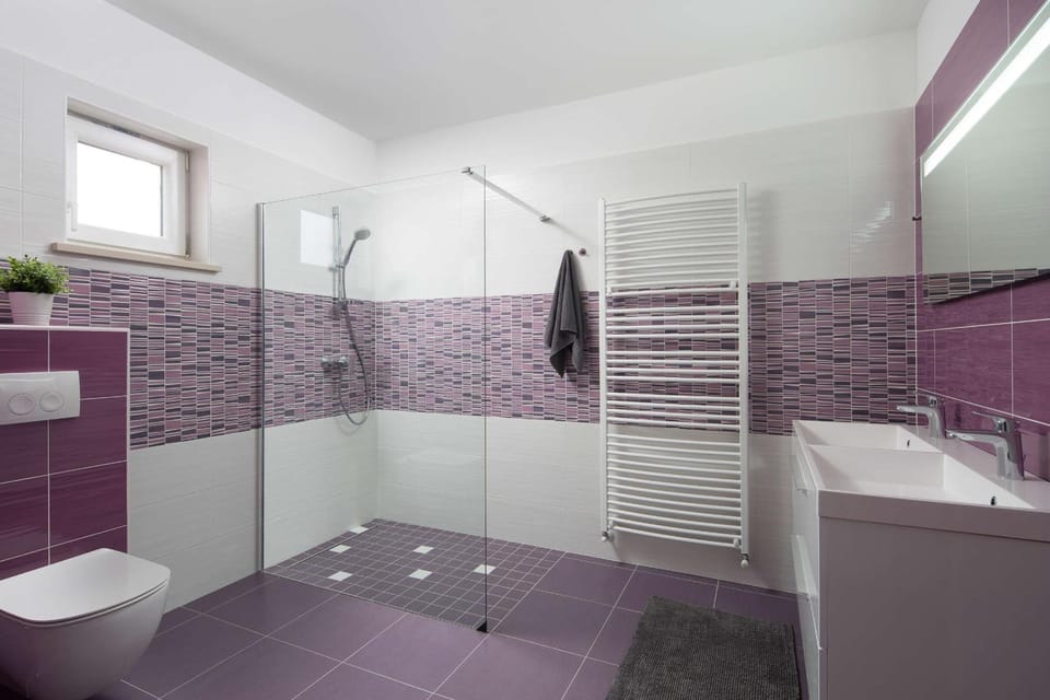 Shower, Toilet, Bathroom, towels