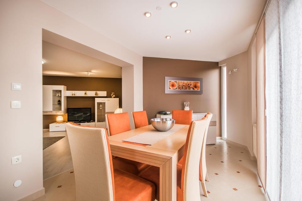 Living room, Seating area, Dining area
