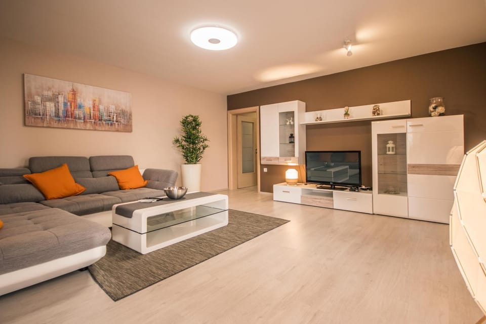 Communal lounge/ TV room, TV and multimedia, Living room, Seating area, Evening entertainment