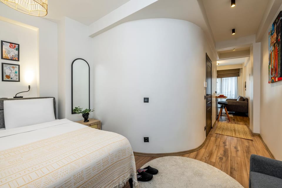 Bed, TV and multimedia, Bedroom