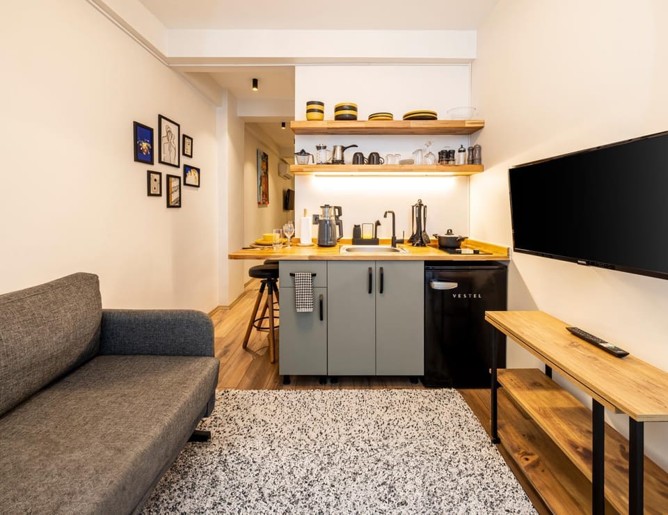 TV and multimedia, Kitchen or kitchenette, Living room, Seating area, Dining area