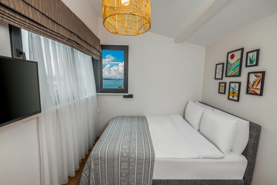 Bed, TV and multimedia, Photo of the whole room, Bedroom