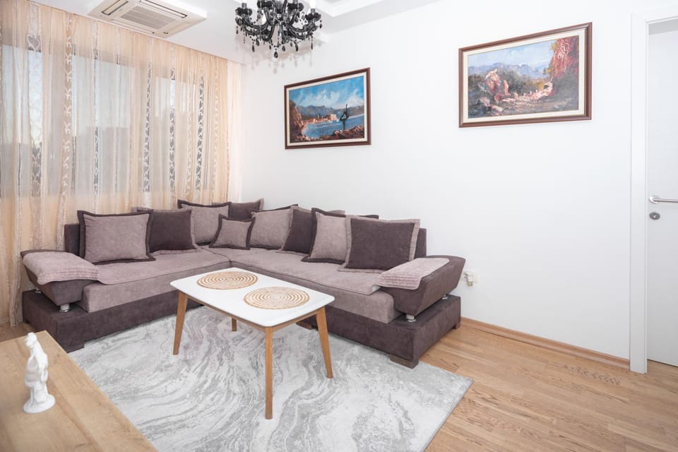 City center lux 2bdr apt with garage Apartment in Budva