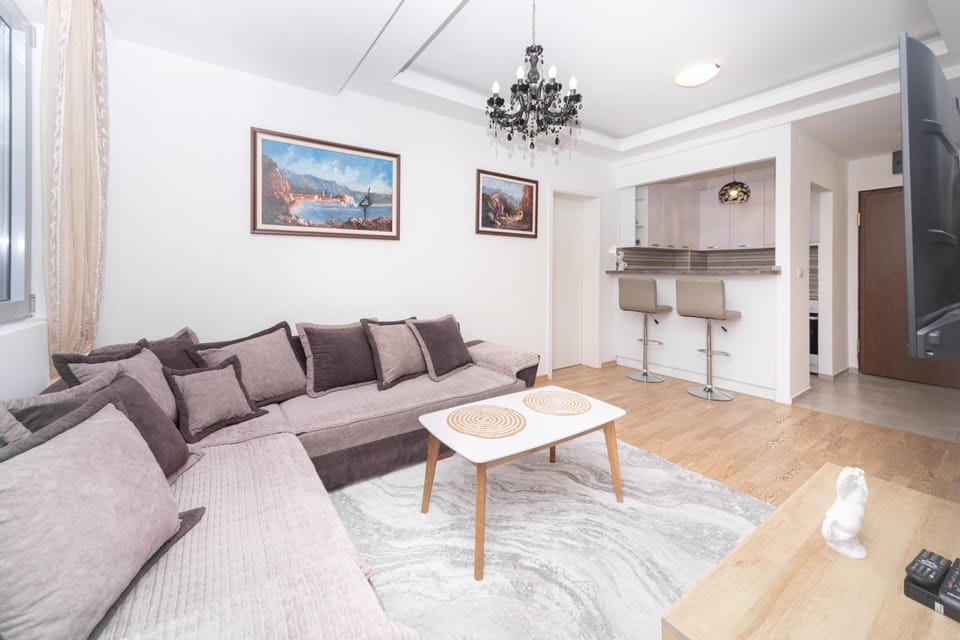 City center lux 2bdr apt with garage Apartment in Budva