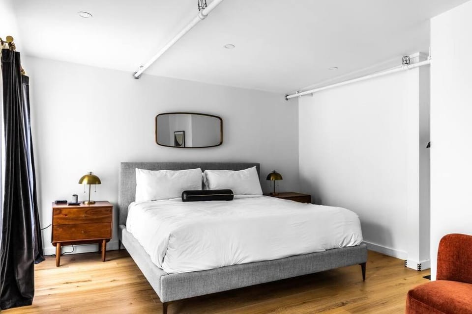 2 King Beds, Historic DTWN Hotel, Steps 2 Restaurants Room # 405 Apartment in Bangor
