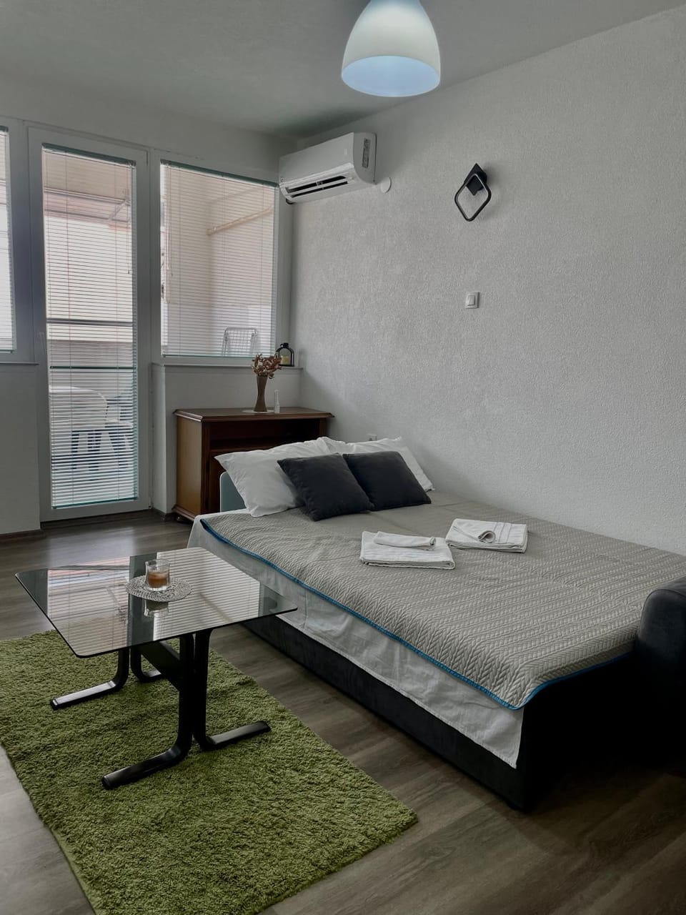 Bed, TV and multimedia, Living room, Seating area, internet, air conditioner