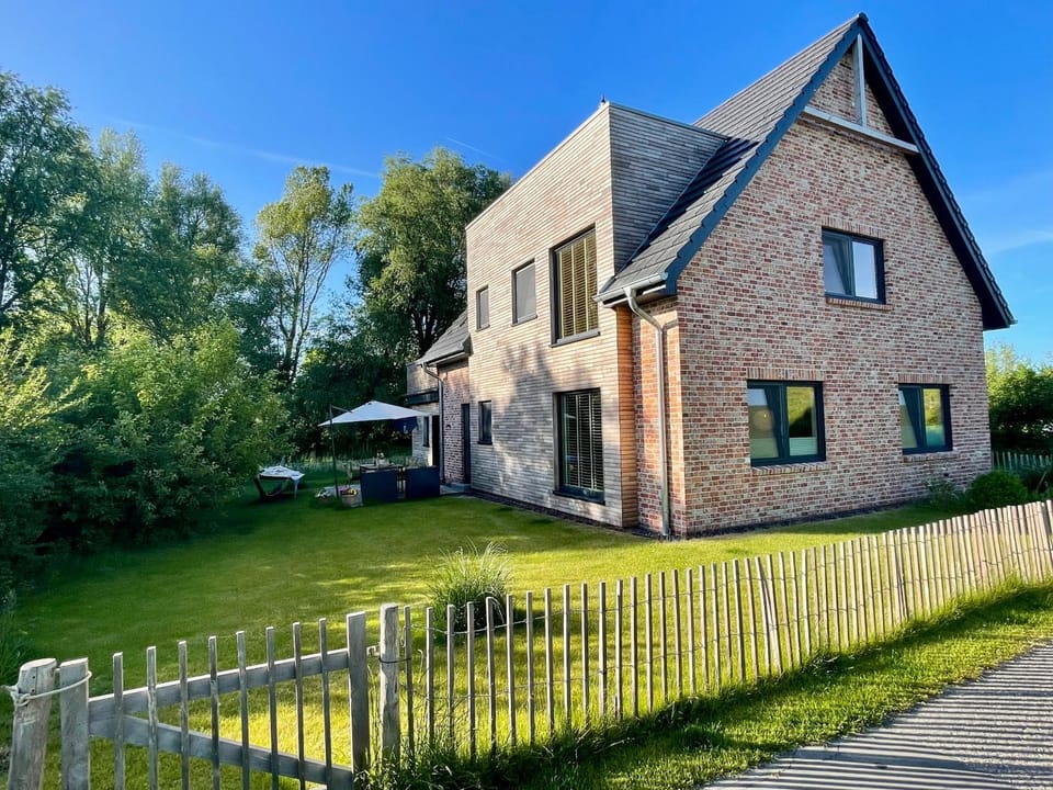 Property building, Garden, Pets