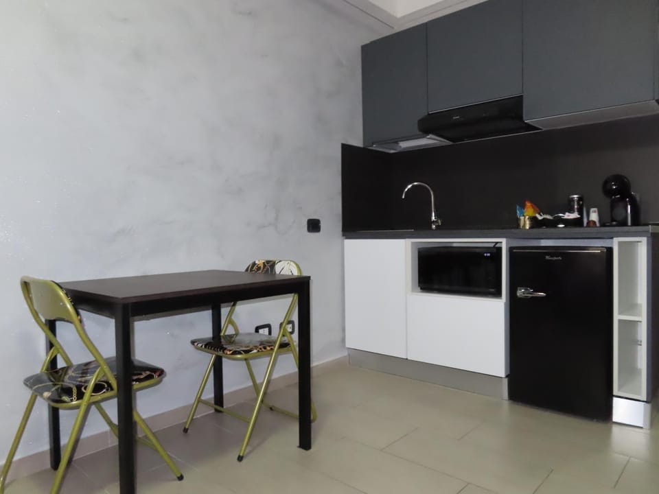 Kitchen or kitchenette, Dining area, stove