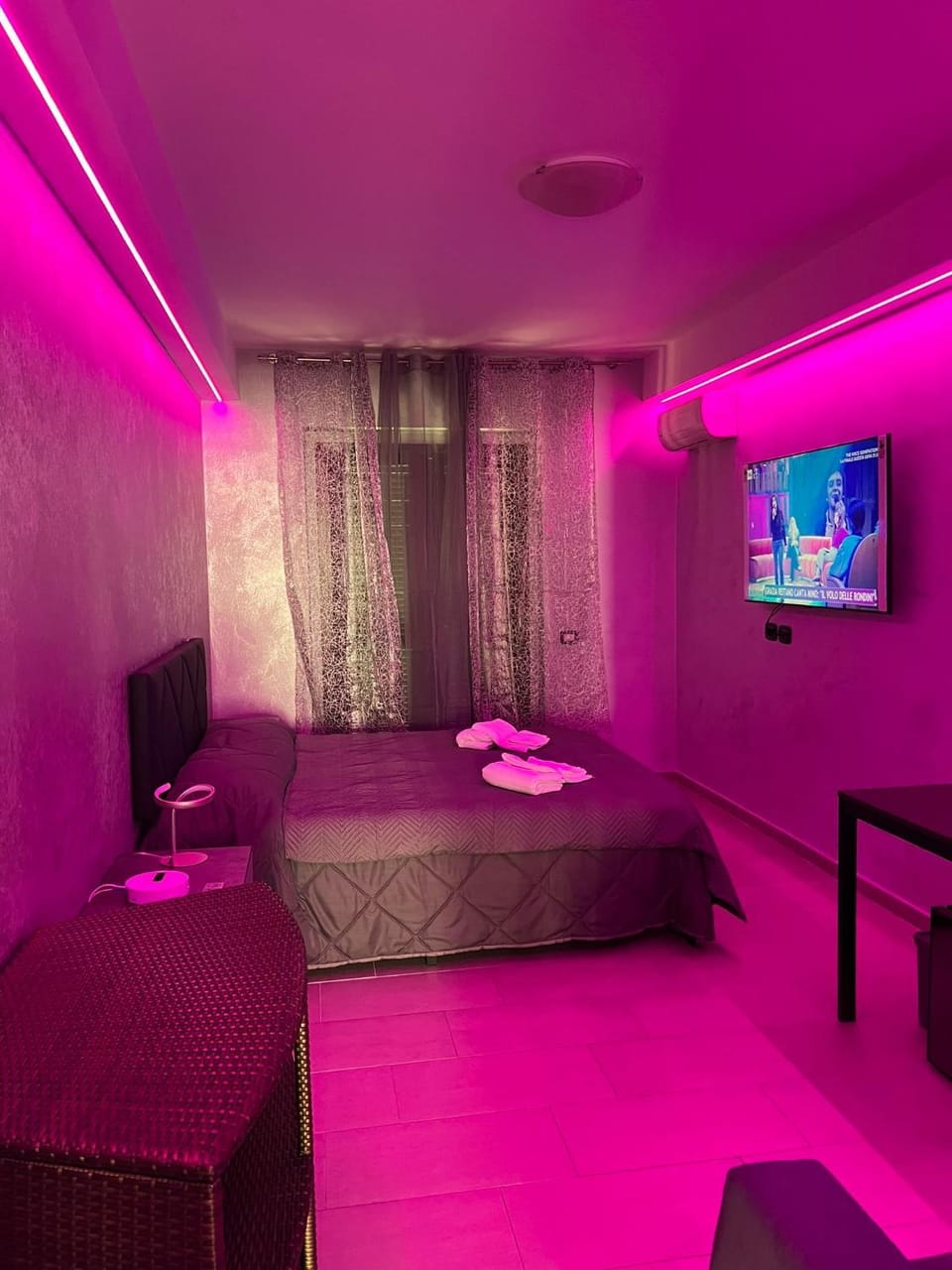 Bed, TV and multimedia, Photo of the whole room, Bedroom