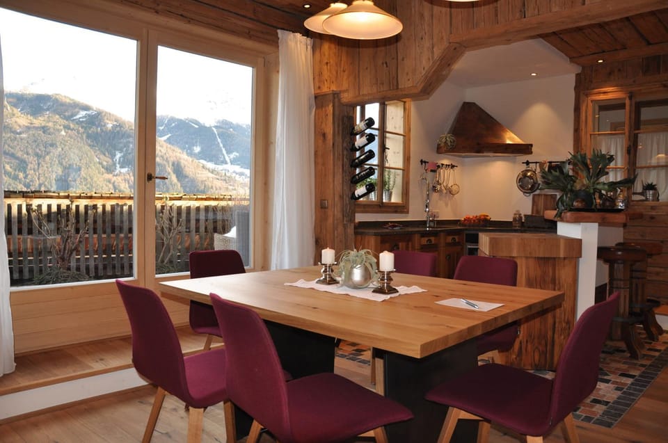 View (from property/room), Kitchen or kitchenette, Dining area