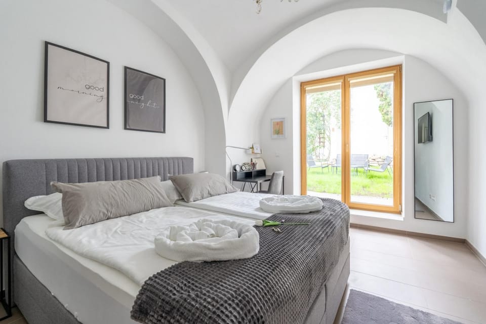 Bed, TV and multimedia, Photo of the whole room, Bedroom, towels