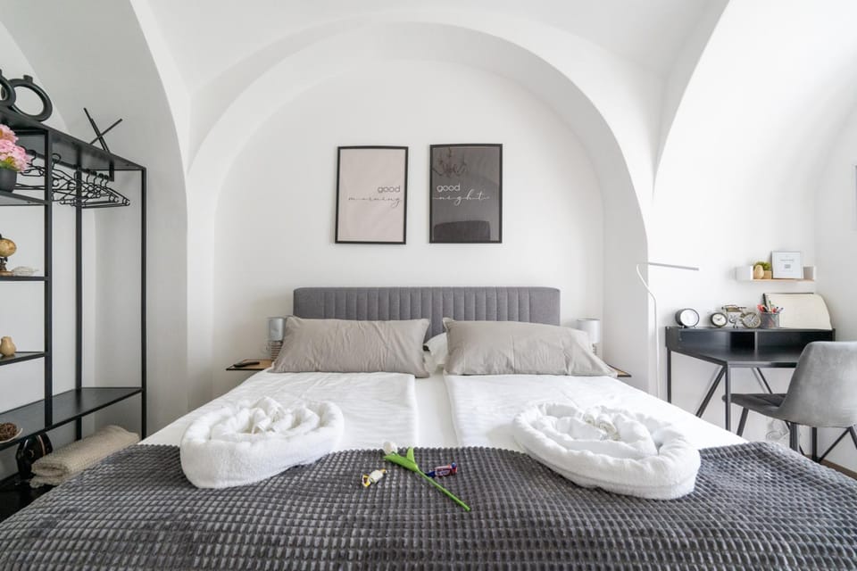 Bed, Photo of the whole room, Bedroom, towels