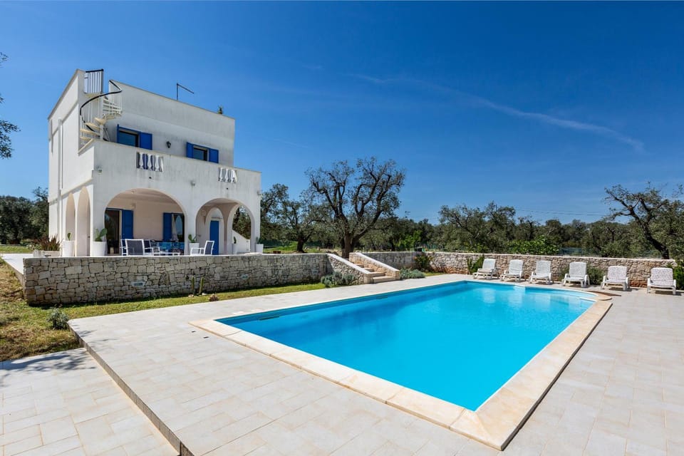 Property building, Swimming pool, sunbed