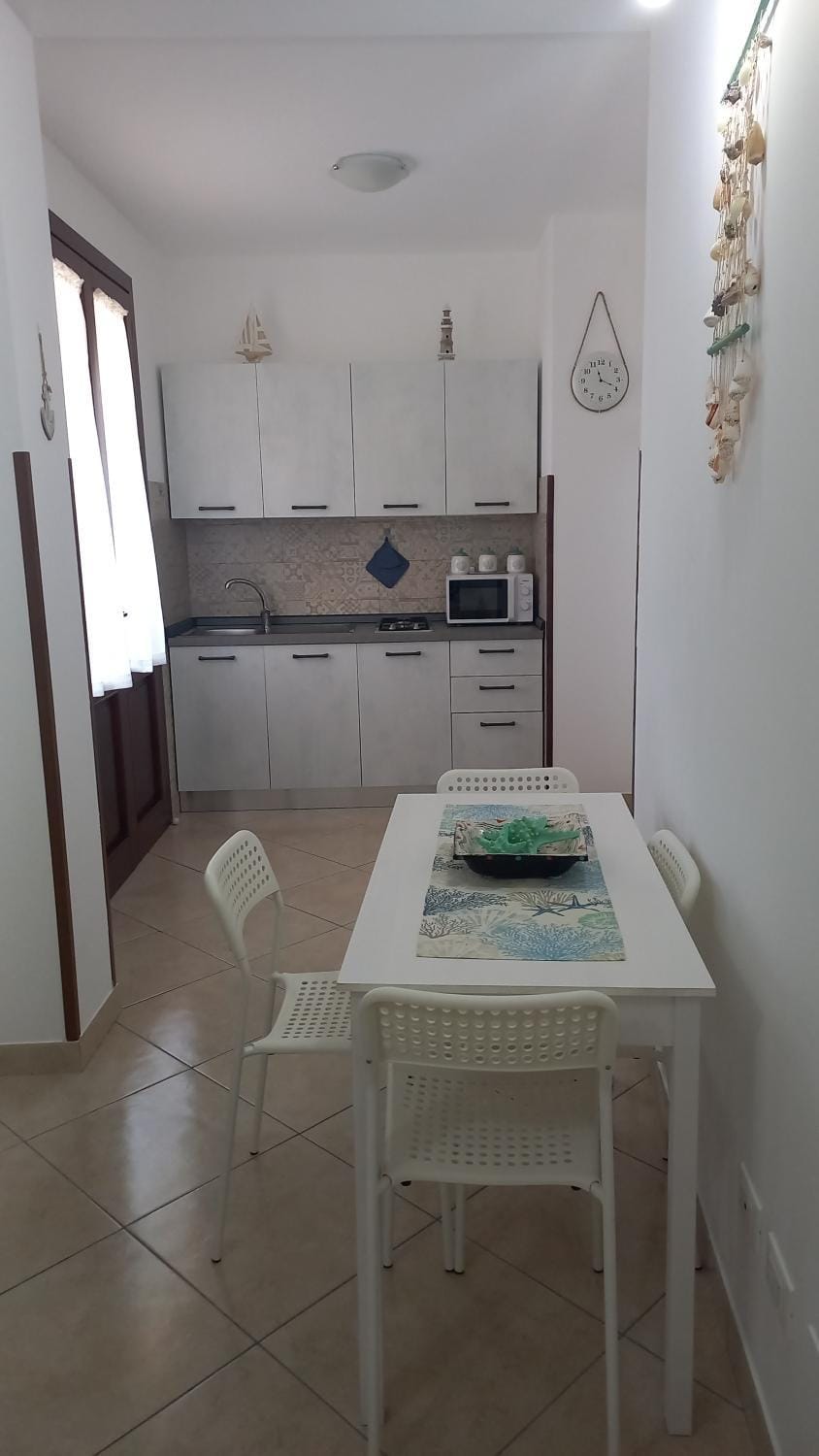 Kitchen or kitchenette, Dining area, stove