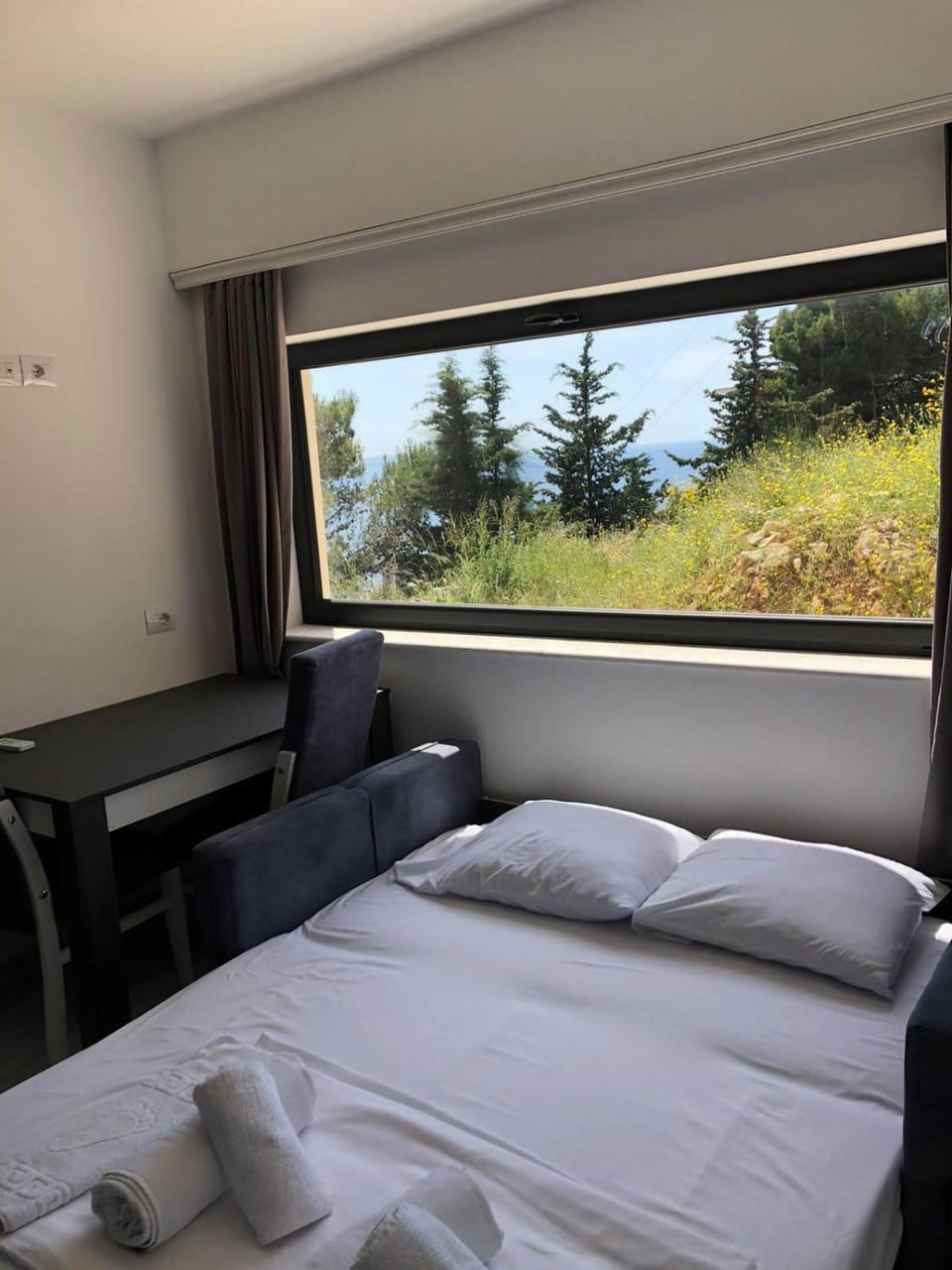 Bed, Natural landscape, Photo of the whole room, Bedroom, towels