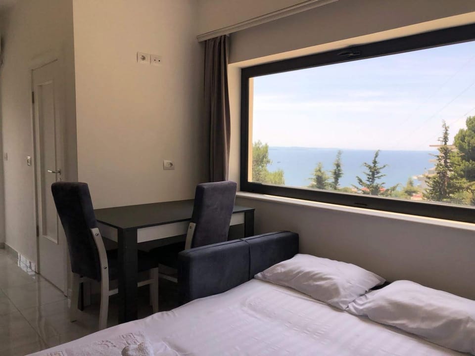 Bed, Seating area, Bedroom