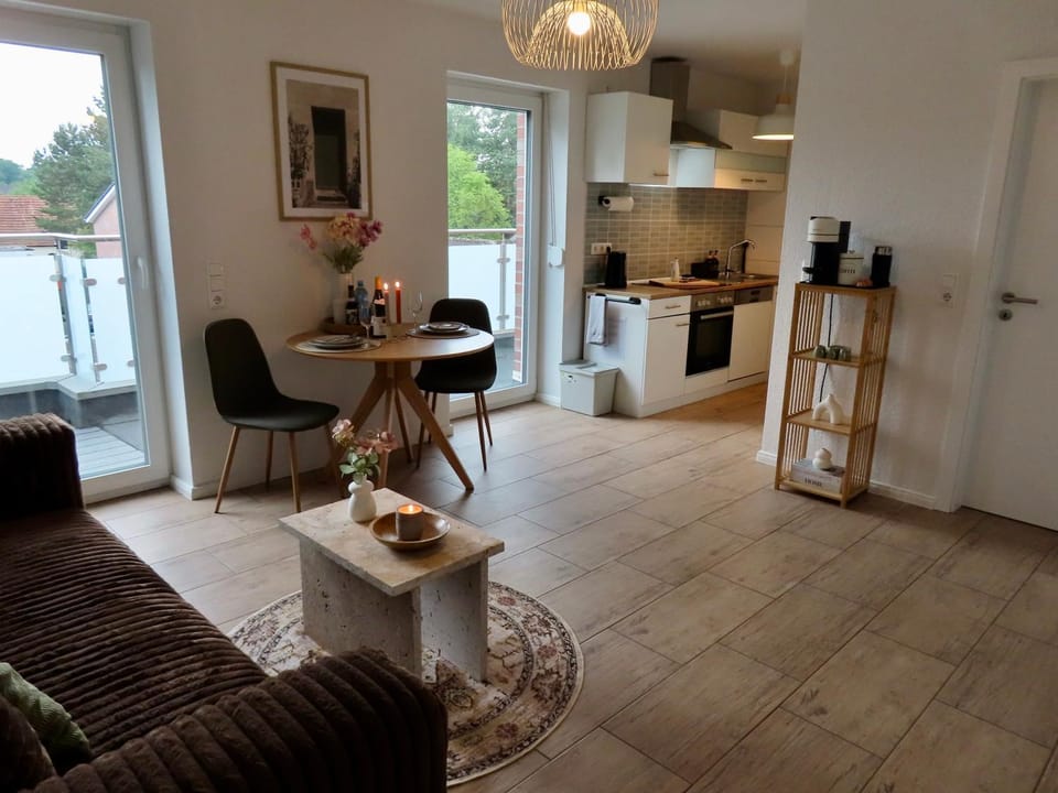 Coffee/tea facilities, Kitchen or kitchenette, Living room, Seating area, Dining area