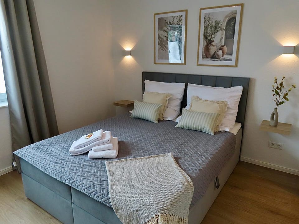 Bed, Bedroom, towels