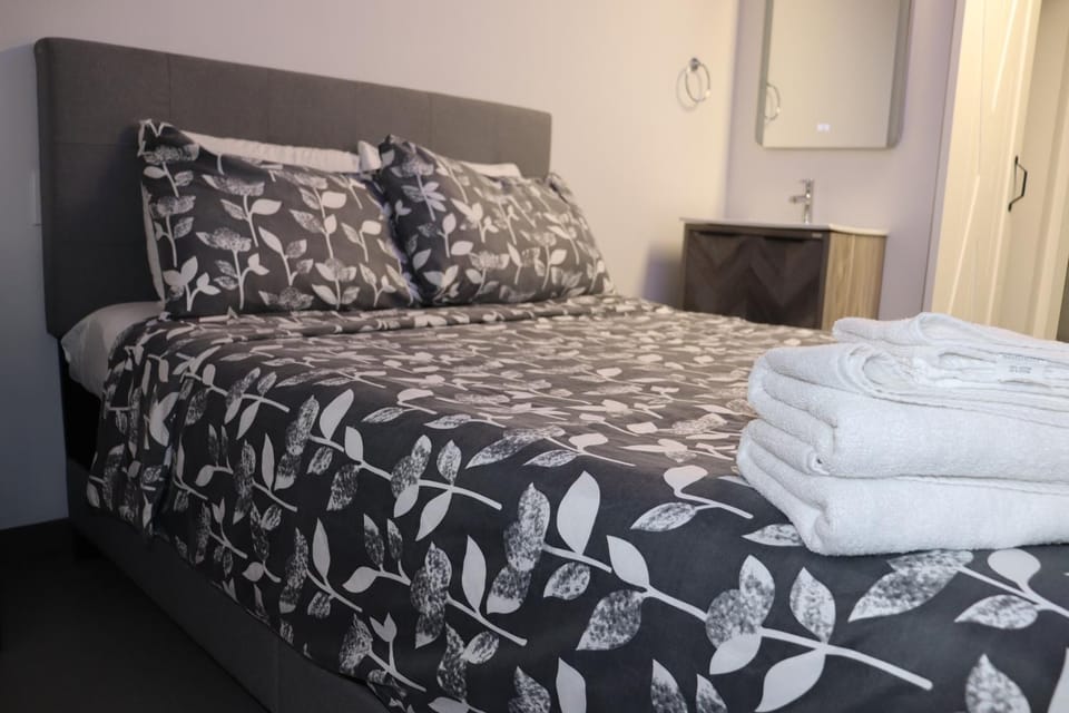Bed, towels