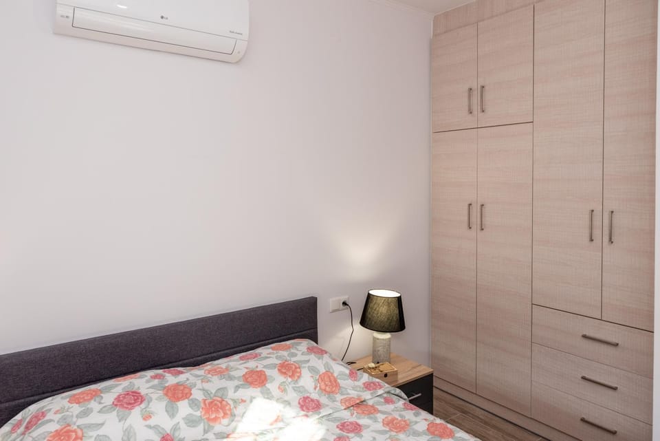 Bed, Bedroom, wardrobe, air conditioner