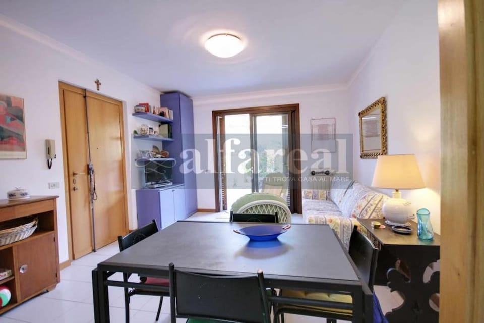 Kitchen or kitchenette, Living room, Seating area, Dining area, hair dresser