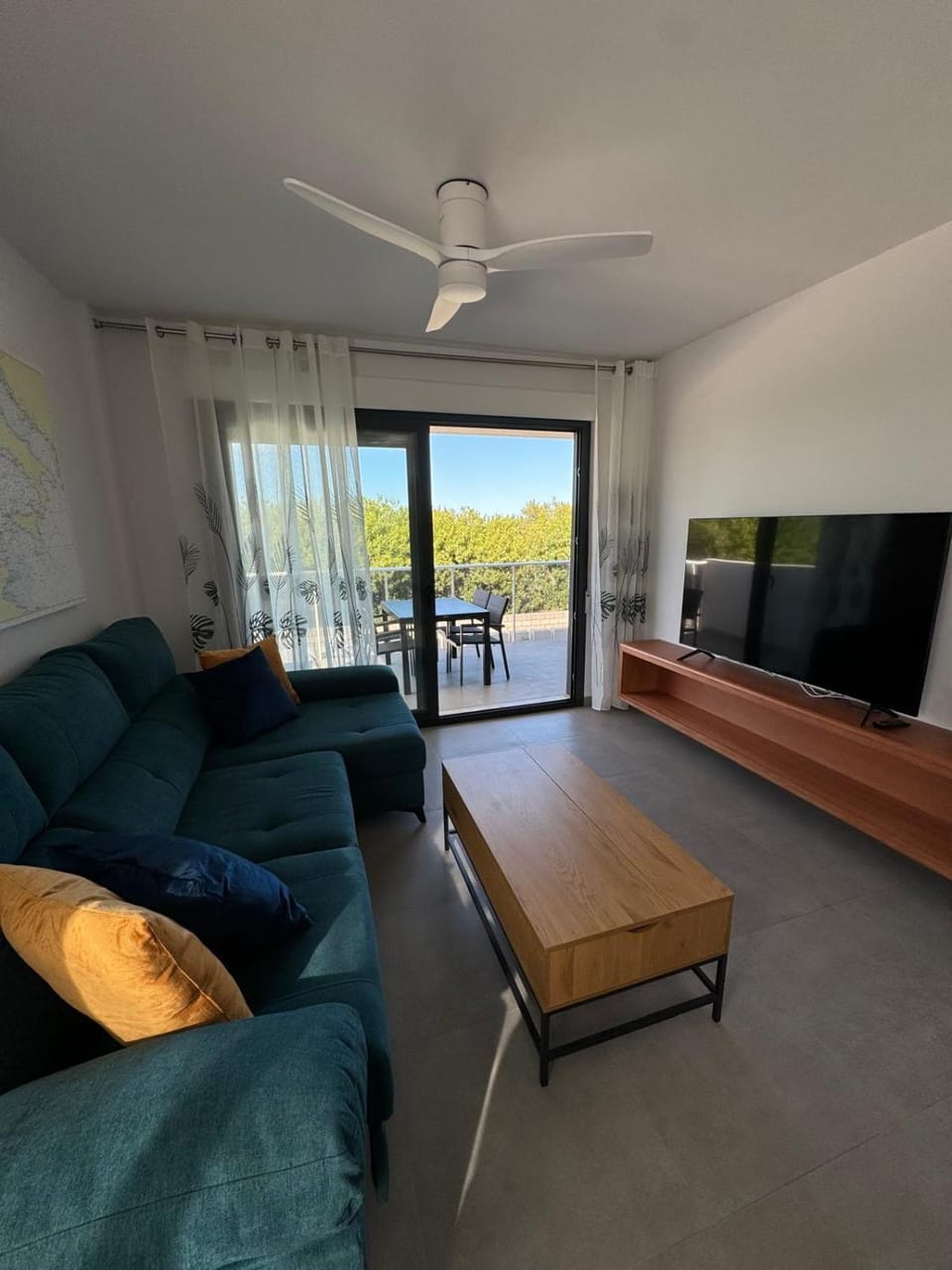 TV and multimedia, Living room, Dining area