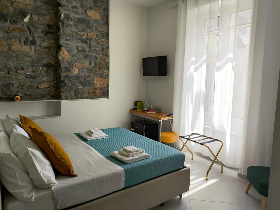 Bed, TV and multimedia, Photo of the whole room, Bedroom, towels