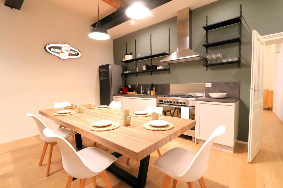 Kitchen or kitchenette, Dining area