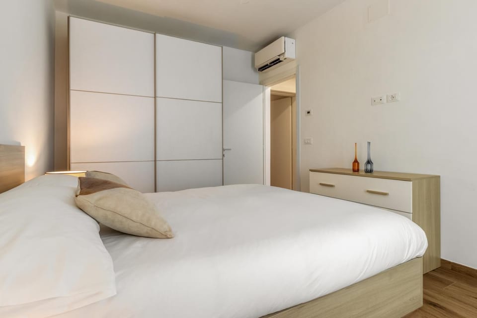 Bed, Photo of the whole room, Bedroom, wardrobe, air conditioner