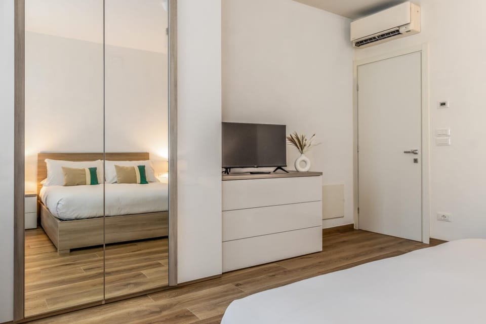 Bed, Bedroom, wardrobe, air conditioner