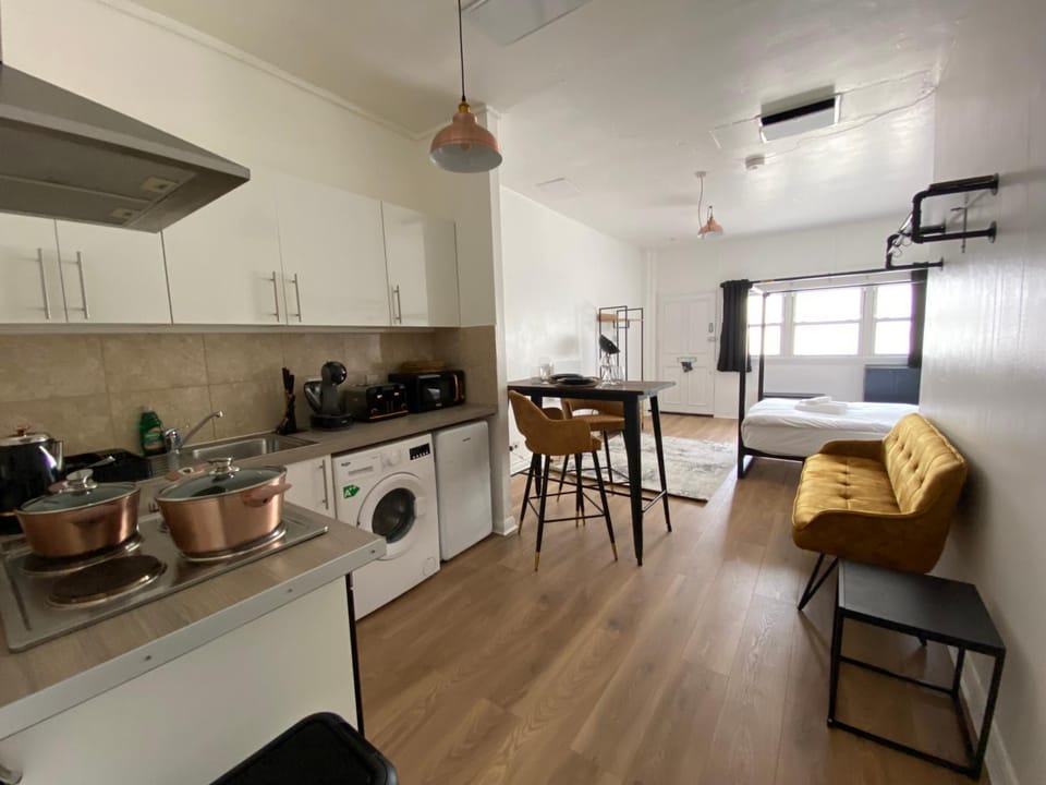 Kitchen or kitchenette, Living room, Seating area, Dining area, minibar, oven, pet friendly, stove, toaster, washing machine