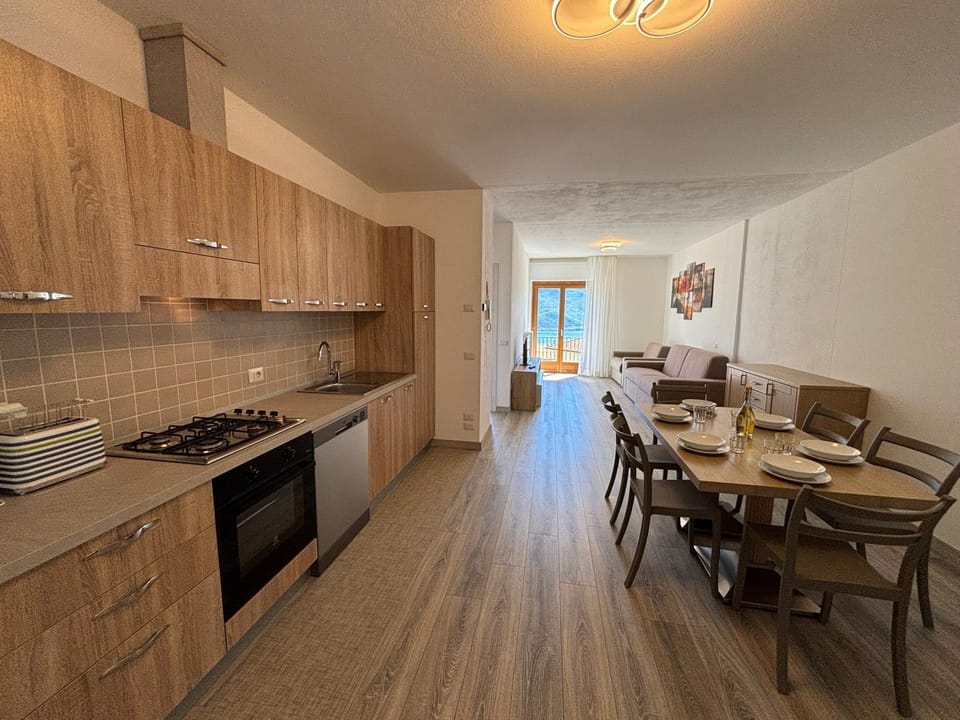 Kitchen or kitchenette, Dining area, dishwasher