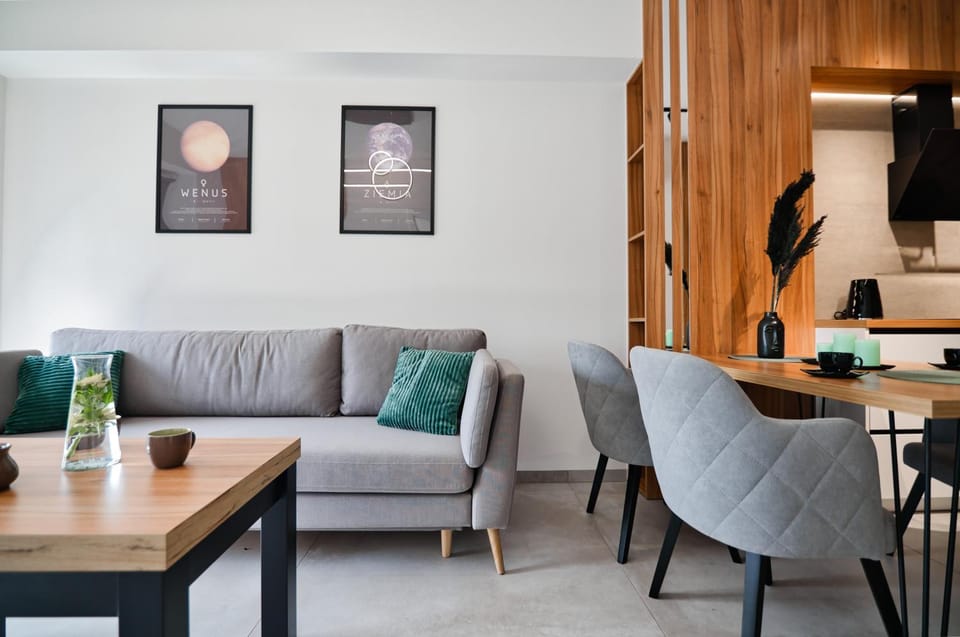 TV and multimedia, Kitchen or kitchenette, Living room, Seating area, Dining area