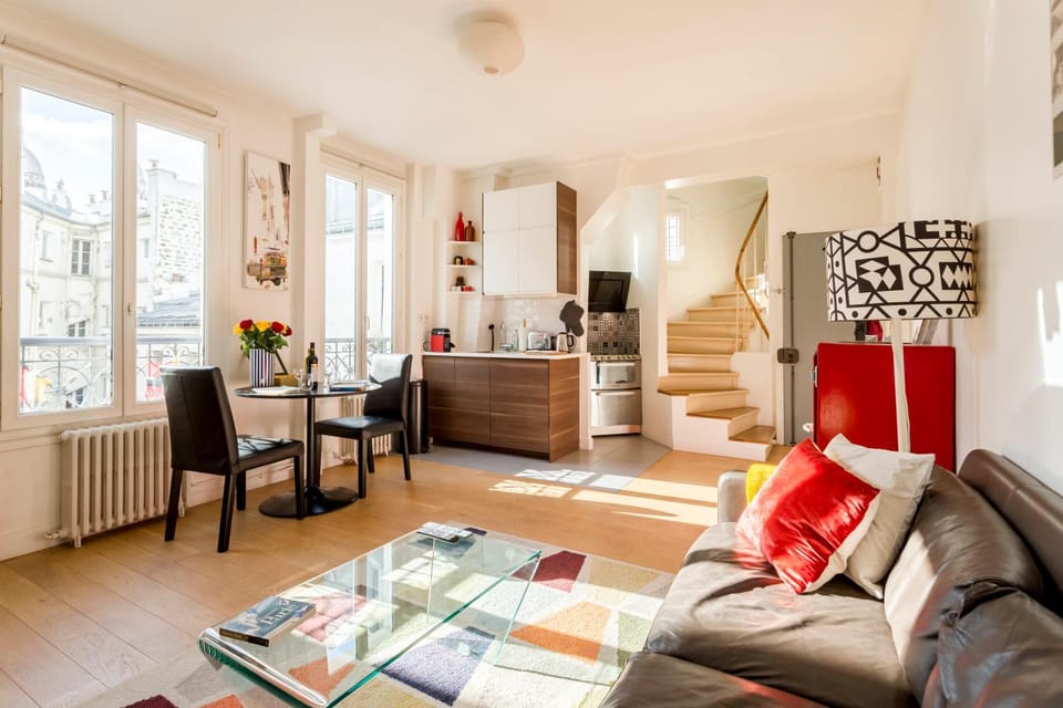 Kitchen or kitchenette, Living room, Seating area, Dining area