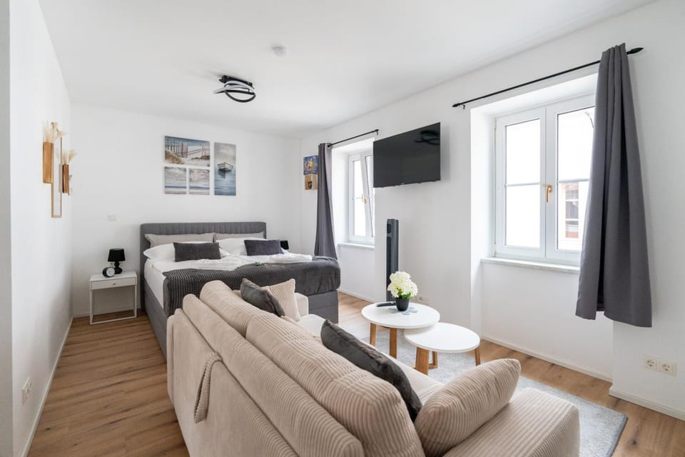 Bed, TV and multimedia, Living room, Photo of the whole room, Seating area, Bedroom