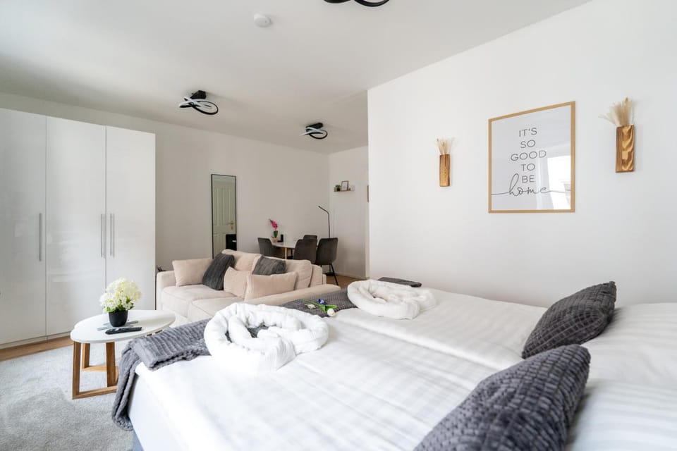 Bed, Living room, Photo of the whole room, Seating area, Bedroom, towels