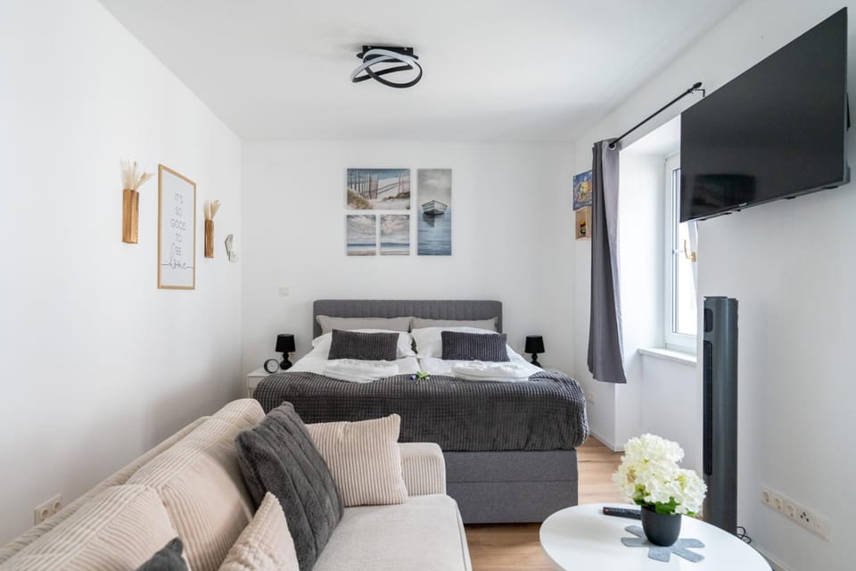 Bed, TV and multimedia, Living room, Photo of the whole room, Seating area, Bedroom