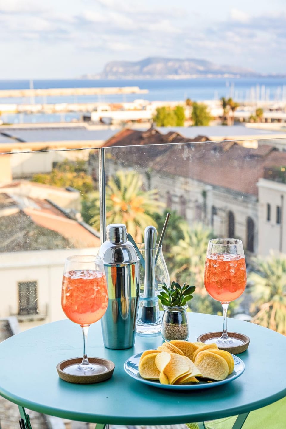 Day, Natural landscape, View (from property/room), Balcony/Terrace, Food and drinks, Dining area, Food, City view, Sea view, Drinks