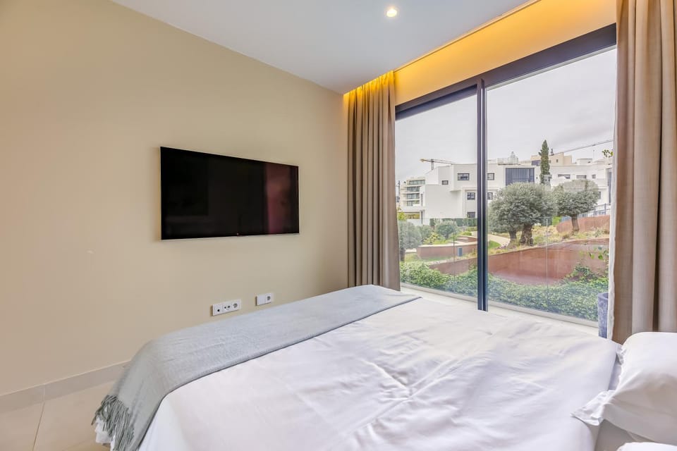 Bed, TV and multimedia, Evening entertainment, Bedroom